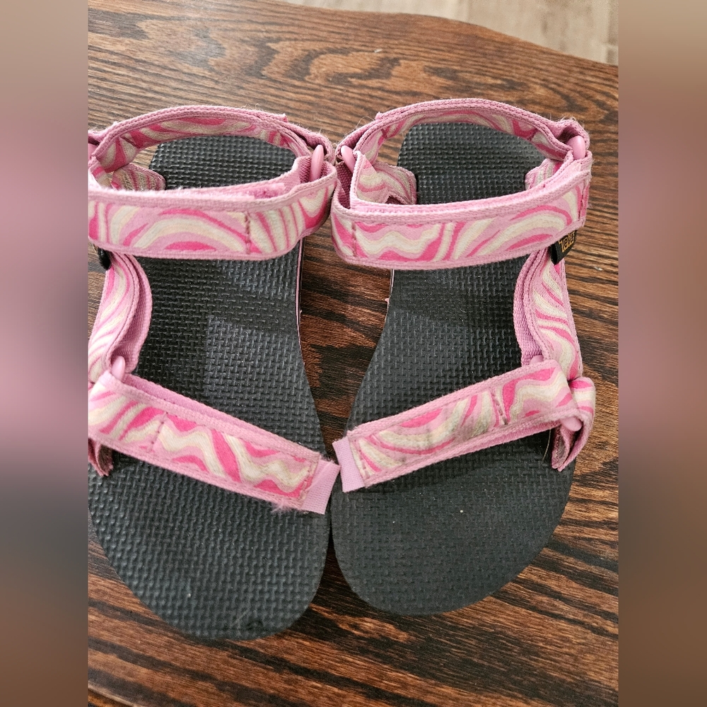 Girls TEVA size 1 Great Used Condition. (5) - Picture 3 of 5